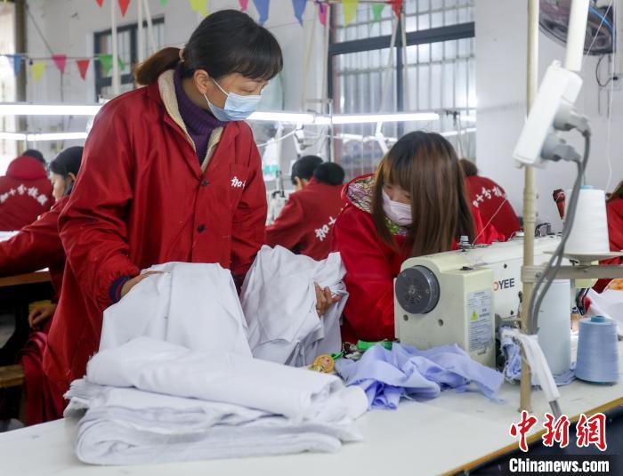 武汉"宝妈工厂":工作带娃两不误 订单远销海外